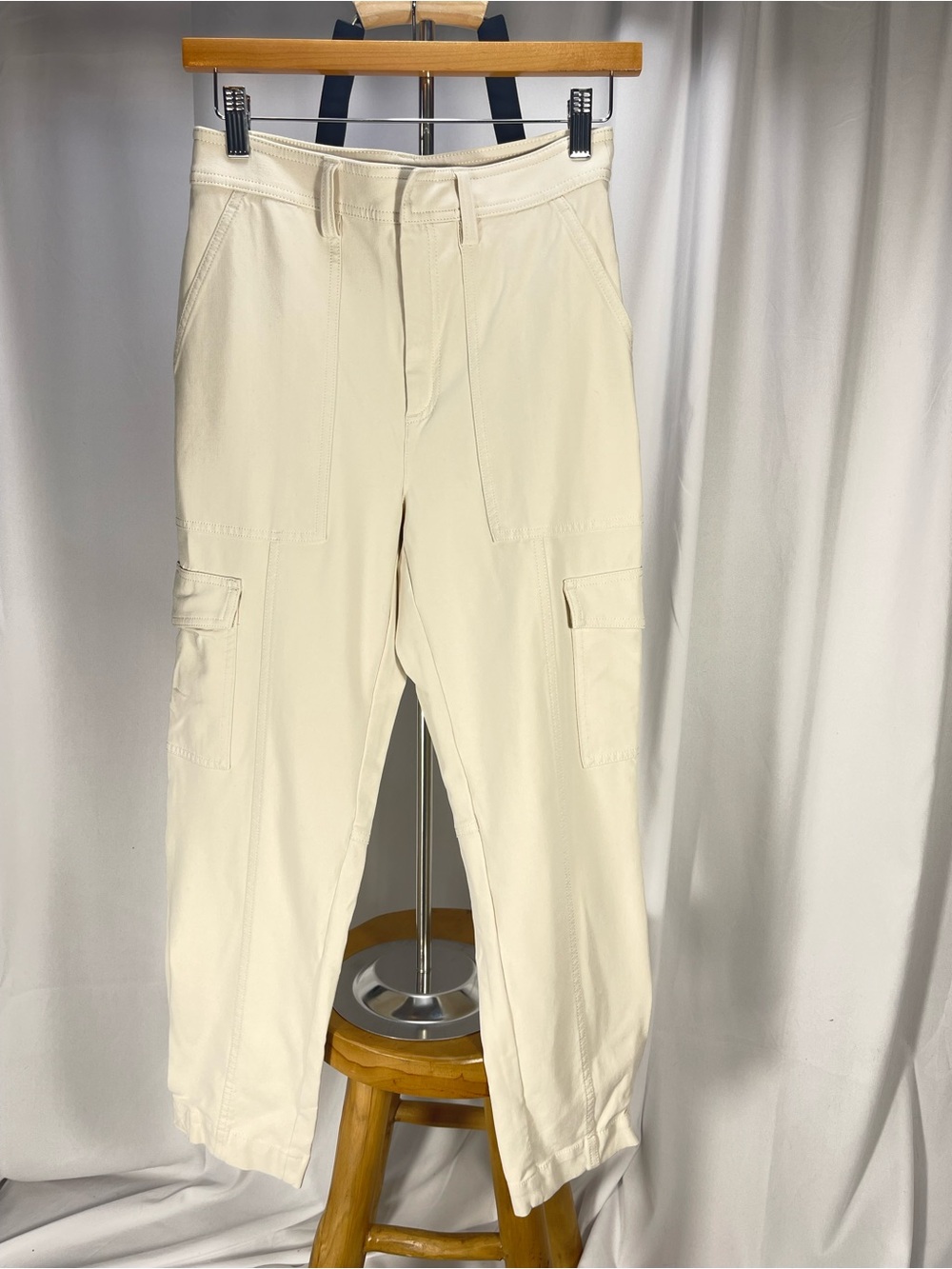 Banana Republic Cream Cargo Pants. Rayon & Spandex mix. Sz 4 NO BELT - Picture 3 of 9